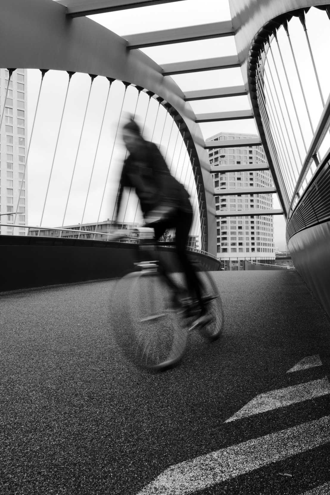 Velo fährt über Brücke