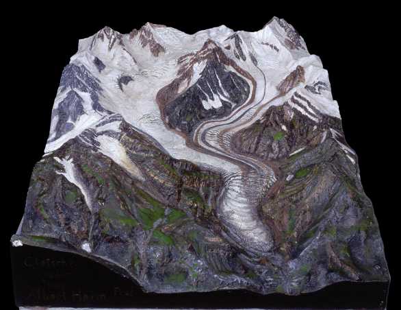 Vergrösserte Ansicht: Relief von einem Gletscher, der sich ins Tal schlängelt.