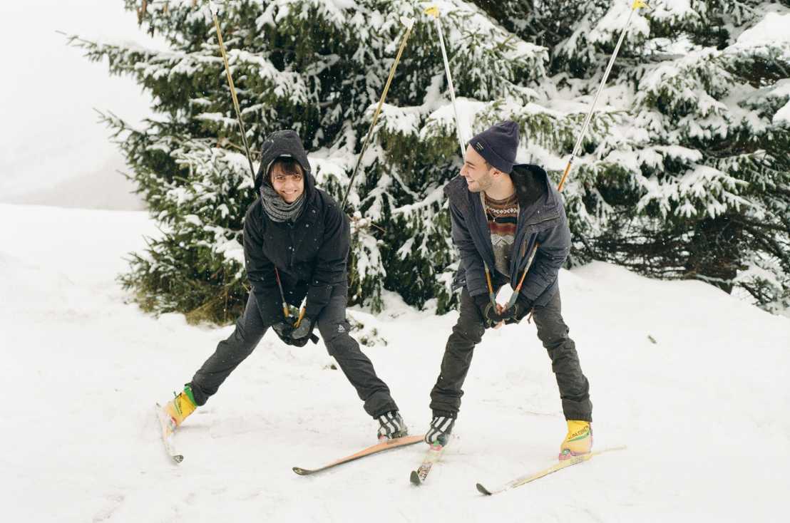 zwei Langläufer im Schnee