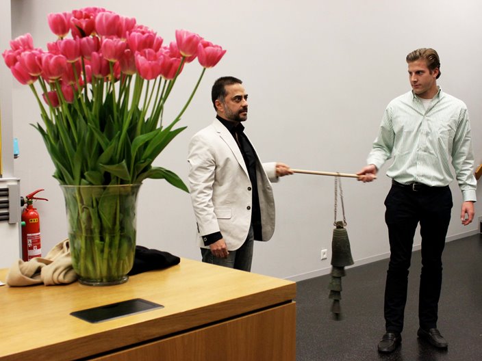 Ein Strauss Tulpen, daneben werden Kamelglocken vorgestellt