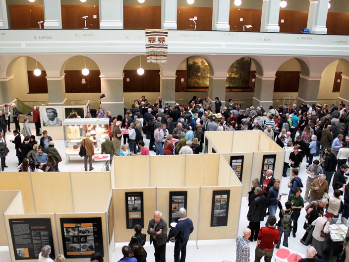 Blick von oben in die Ausstellungshalle