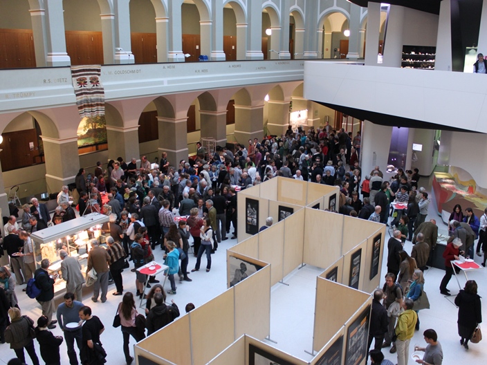 Anderer Winkel von oben in die Ausstellung