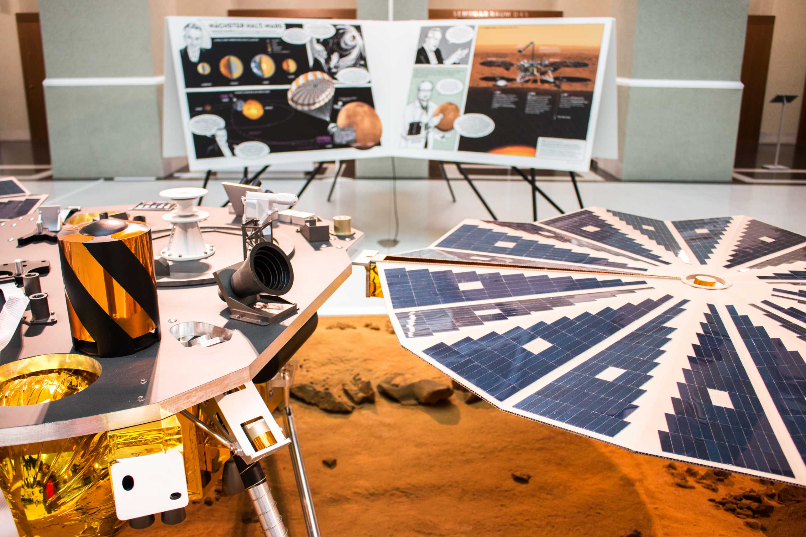  InSight Mars Lander Modell – Nahaufnahme mit Geschichte
