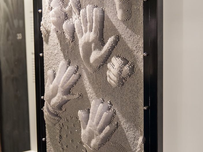 Abdrücke von Händen am Pinscreen