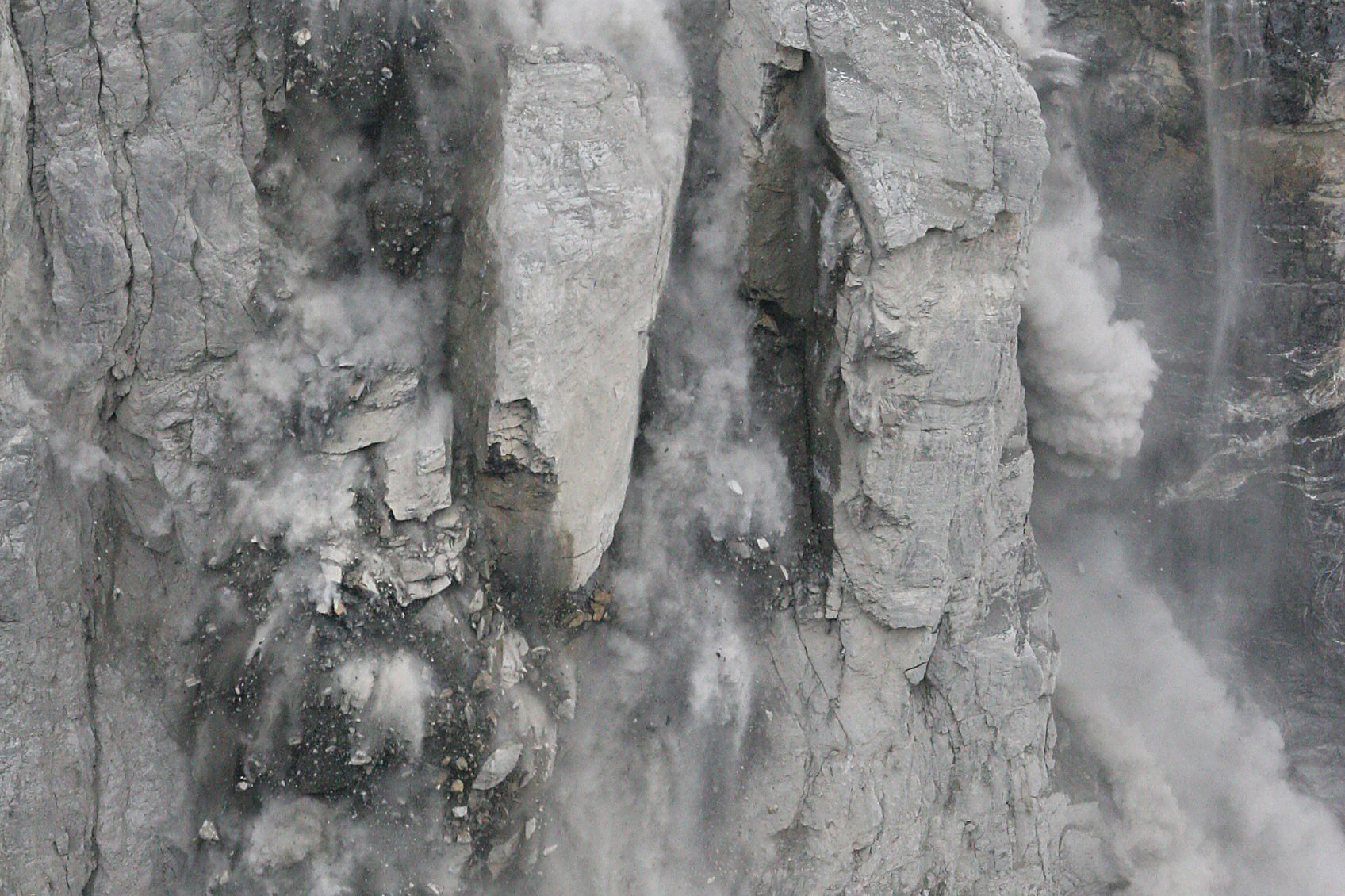 Gesteinsbrocken stürzen von einer Felswand