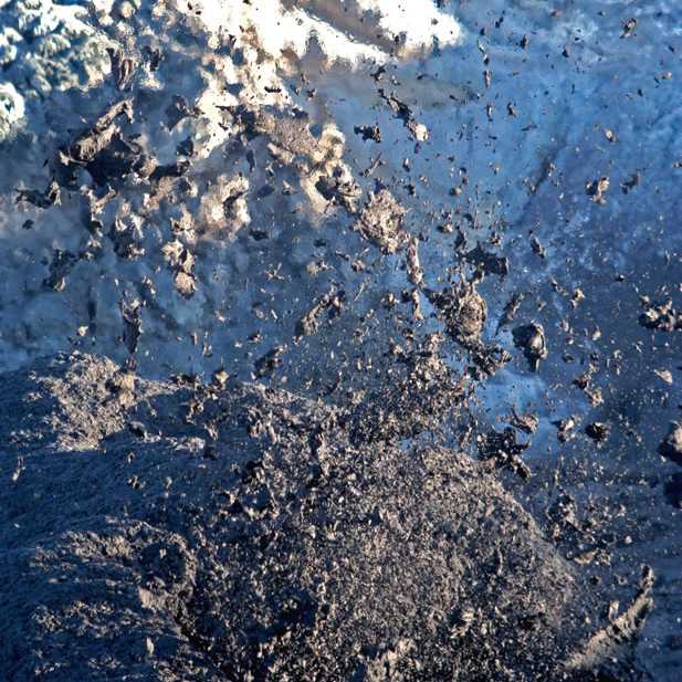 Vergrösserte Ansicht: Auswurf von karbonatitischem Magma auf dem Vulkan Oldoinyo Lengai  
