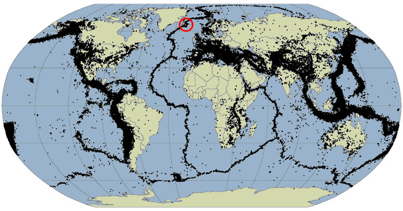 Vergrösserte Ansicht: Zeigt die Verteilung der Erdbeben entlang der Plattengrenzen anhand schwarzer Punkte