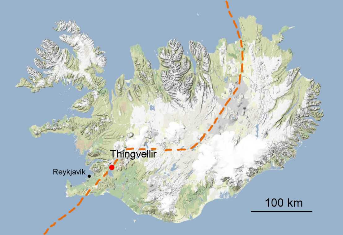 Vergrösserte Ansicht:  Island mit der Plattengrenze in gestrichelter Linie  