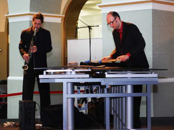 Vergrösserte Ansicht: Zwei Musizierende