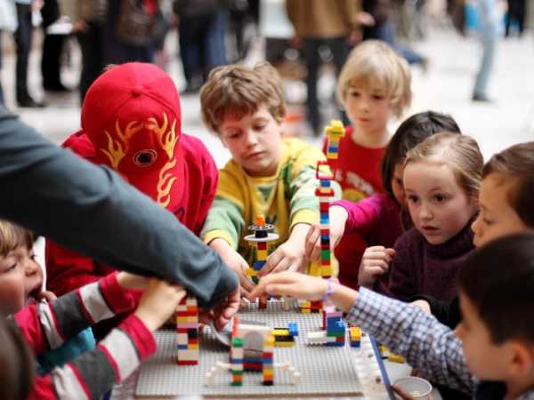 Kinder am basteln mit Lego