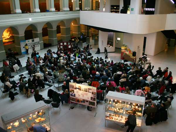 Vergrösserte Ansicht: Blick von oben in die Ausstellung