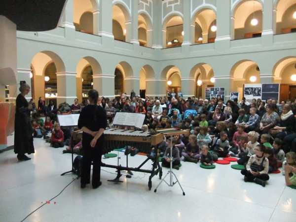 Erzählerin und Musikerin vor den Zuschauern