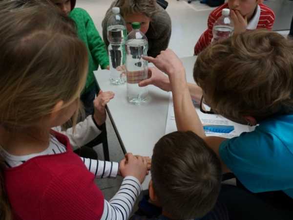 Vergrösserte Ansicht: Kinder beim betrachten des Tauchers in der Flasche