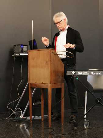 Musiker spielt an historischem Instrument