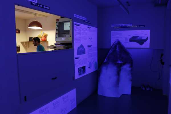 Simulatorraum leuchtet im UV-Licht