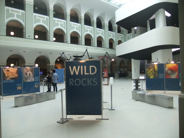 Blick in die Ausstellung Wild Rocks