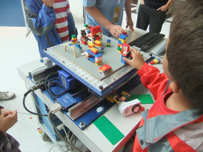 Kinder beim Erdbeben-Legospielen