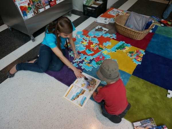 Vergrösserte Ansicht: Kinder beim Puzzle spielen und Bücher lesen