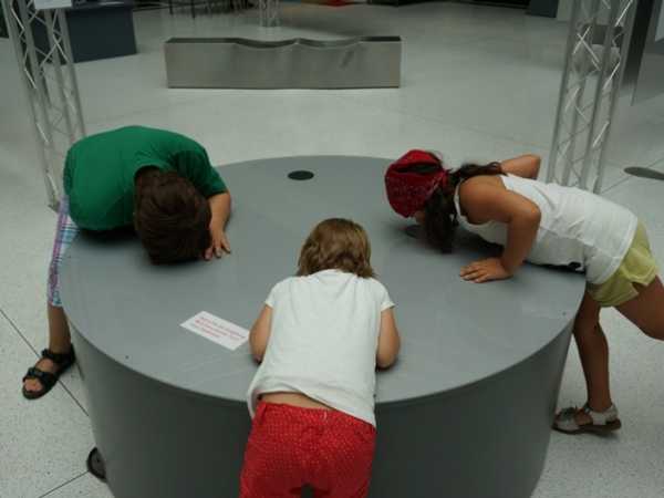 Vergrösserte Ansicht: Kinder in der Ausstellung